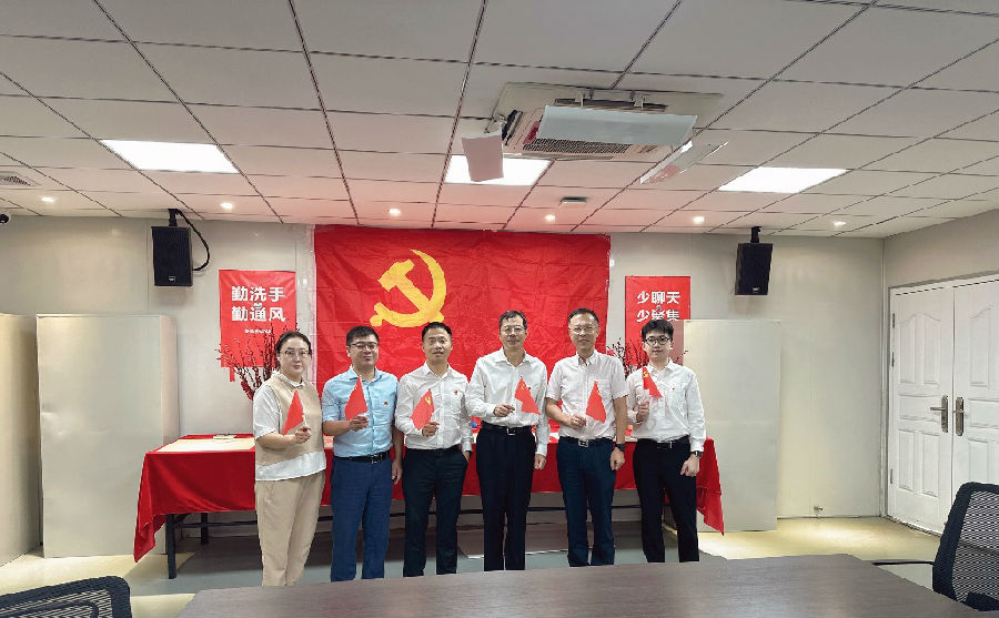 金百利真人游戏国际控股组织集中收看党的二十大开幕-新闻中心
