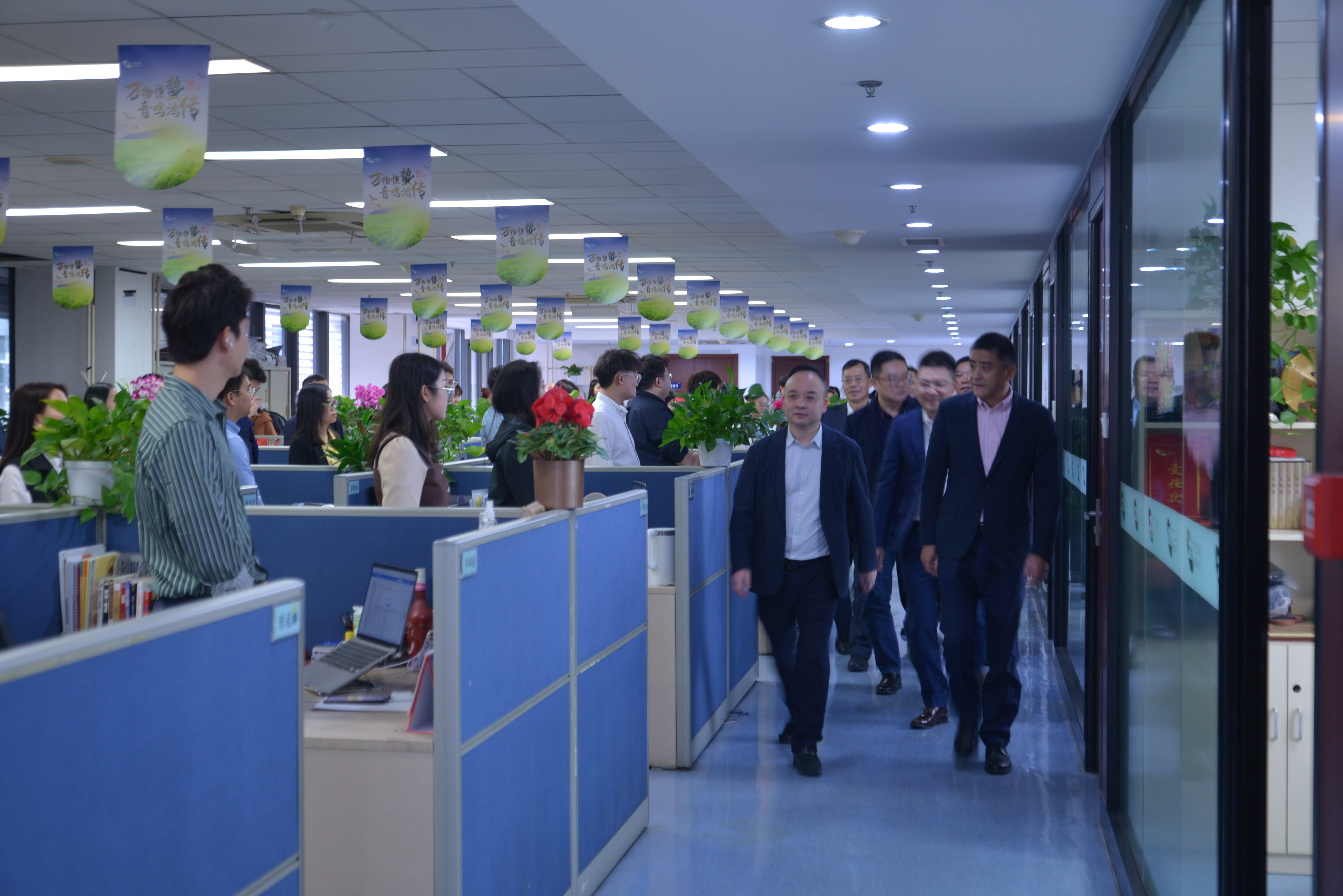 深圳市投资控股有限公司董事长何建锋莅临金百利真人游戏国际控股考察调研-新闻中心